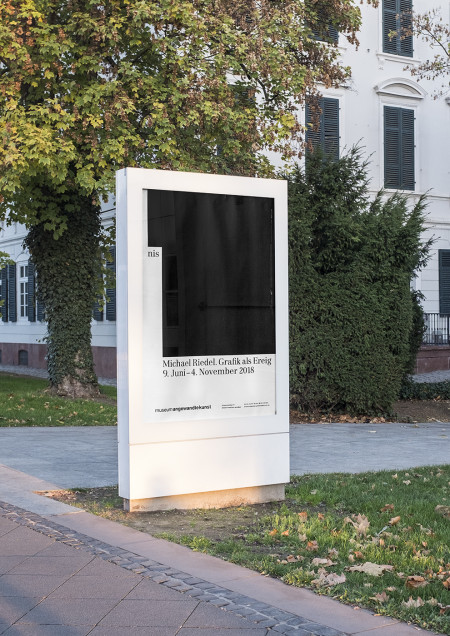 Plakat anlässlich der Ausstellung „Michael Riedel. Grafik als Ereignis“ im Museum Angewandte Kunst Frankfurt, 2018, Gestaltung: Bureau Sandra Doeller, Foto: Sandra Doeller