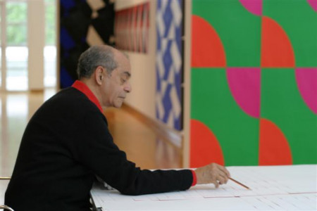 Almir Mavignier signiert das von ihm für die Frankfurter Ausstellung 2004 entworfene Motiv „Additive Plakate“ anlässlich der gleichnamigen Ausstellung, Siebdruck, 59,4 x 84 cm. Foto: Axel Schneider, Copyright: Museum Angewandte Kunst